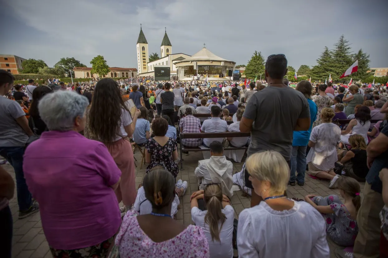 Medjugorje, Bosna i Hercegovina - Deseci tisuca ljudi na svetoj misi povodom 40 godina od ukazanja
