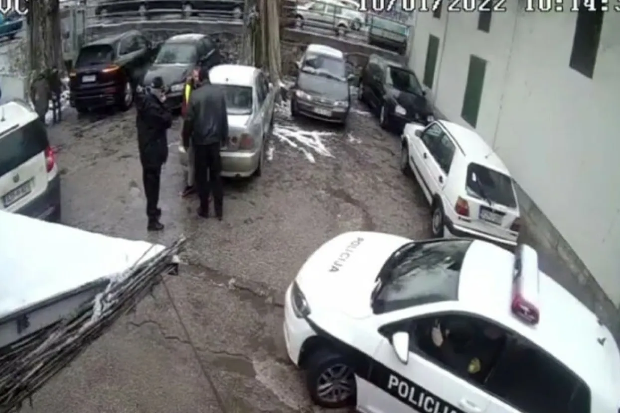 Policajac Zoran Čegar tuče radnika