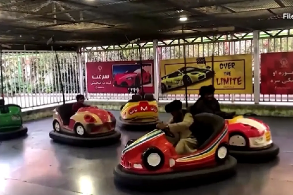 Talibani u lunaparku