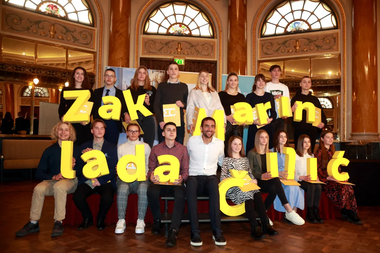 Zagreb, 2.2.2022 - Svečana dodjela stipendija zaklade Marin Čilić. Na slici Marin Čilić s dobtnicima stipendija.
