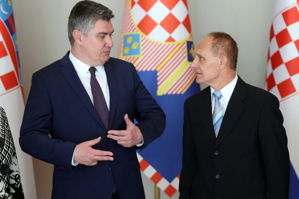 Zagreb, 03.02.2022 - Predsjednik Republike Hrvatske Zoran Milanovic u prigodi tridesete obljetnice Preleta za Hrvatsku, odlikovao je Redom kneza Domagoja s ogrlicom umirovljenog pukovnika Hrvatske vojske Danijela Borovica za pokazanu osvjedocenu hrabrost i junatvo u Domovinskom ratu. Na slici Zoran Milanovic, Danijel Borovic.
foto HINA/ Damir SENCAR/ ds