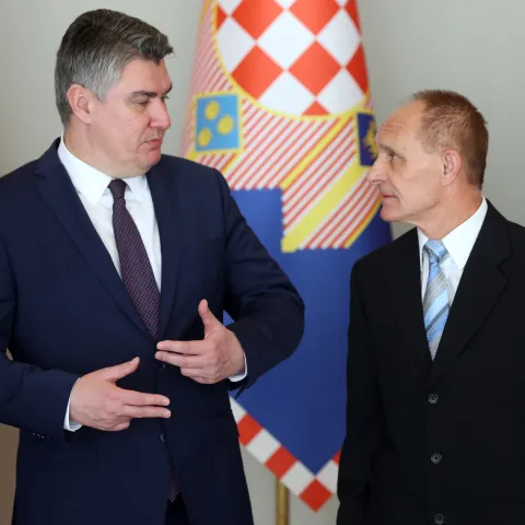 Zagreb, 03.02.2022 - Predsjednik Republike Hrvatske Zoran Milanovic u prigodi tridesete obljetnice Preleta za Hrvatsku, odlikovao je Redom kneza Domagoja s ogrlicom umirovljenog pukovnika Hrvatske vojske Danijela Borovica za pokazanu osvjedocenu hrabrost i junatvo u Domovinskom ratu. Na slici Zoran Milanovic, Danijel Borovic.
foto HINA/ Damir SENCAR/ ds