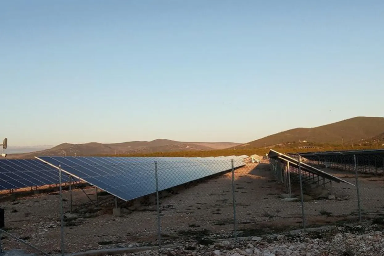 U poslovnoj zoni kod Ljubuškog napravili polje solarnih panela