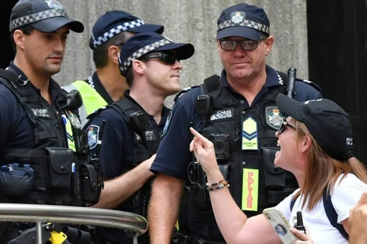 Psovanje policajcima (Ilustracija)