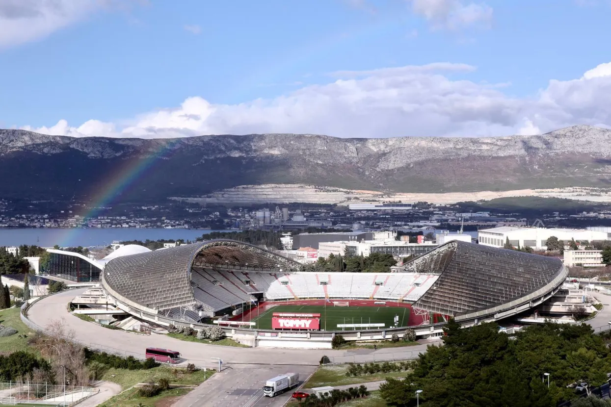 16.02.2022., Split - Stadion na Poljudu zbog kratkotrajne kise na trenutak uljepsala duga. Photo: Ivo Cagalj/PIXSELL
