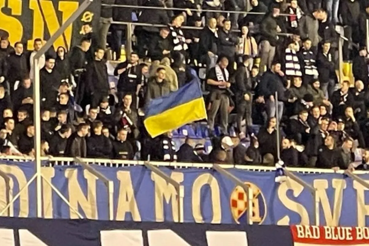 Bad Blue Boysi na Maksimiru razvili ukrajinsku zastavu. Skandirali "Slava Ukrajini"