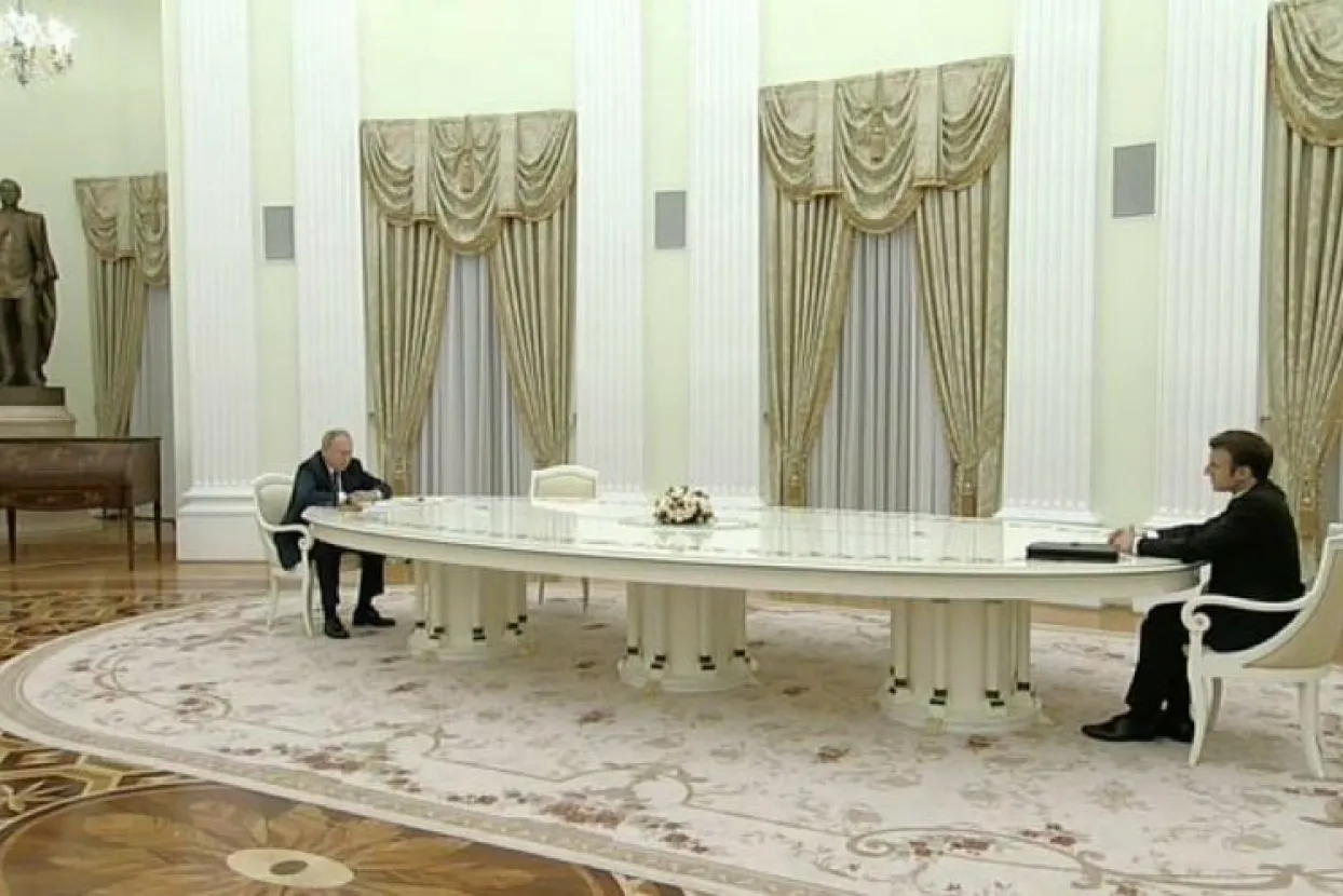 Putin i Macron odvojeni gigantskim stolom