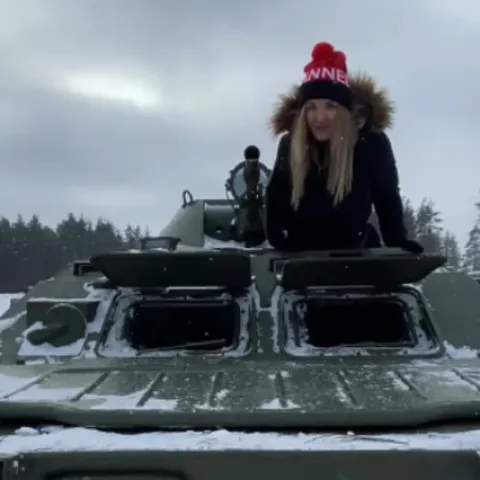 Influencerica snimila tutorijal o rukovanju ruskim tenkovima