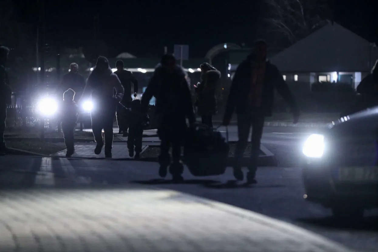 26.02.2022., Beregsurany, Madjarska - Drugi dan prelaska izbijeglica iz Ukrajine u Madjarsku, tokom protekla 24 sata na granicnom prijelazu Beregsurany preslo je preko 28000 izbjeglica, a nedaleko od granice aktiviran je i kamp za izbjeglice. Sve vise ljudi nudi svoju pomoc oko prijevoza, hrane i ostalih potrepstina. Photo: Matija Habljak/PIXSELL