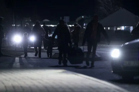 26.02.2022., Beregsurany, Madjarska - Drugi dan prelaska izbijeglica iz Ukrajine u Madjarsku, tokom protekla 24 sata na granicnom prijelazu Beregsurany preslo je preko 28000 izbjeglica, a nedaleko od granice aktiviran je i kamp za izbjeglice. Sve vise ljudi nudi svoju pomoc oko prijevoza, hrane i ostalih potrepstina. Photo: Matija Habljak/PIXSELL