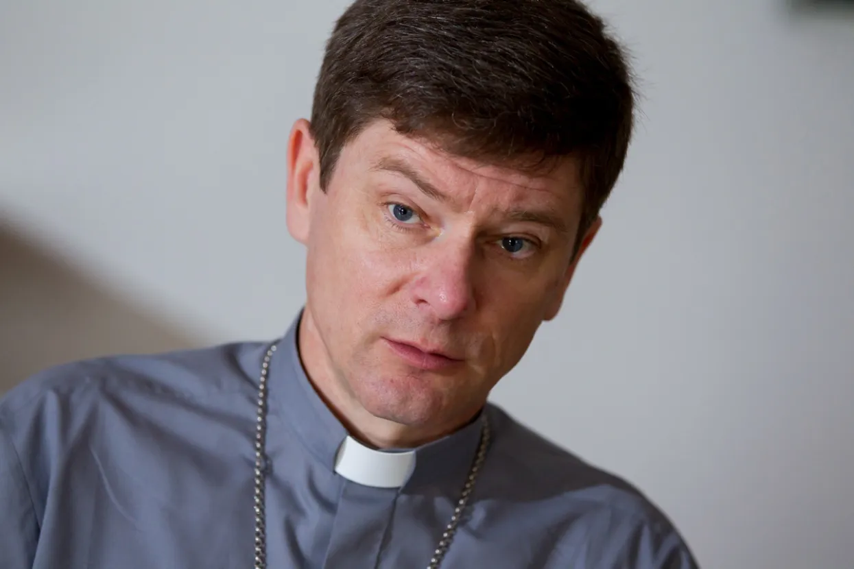 Zagreb, 3.3.2022.- Rimokatolički biskup Kijeva i itomira mons. Vitalij Krivickij zahvalio je Hrvatskoj na pruenoj solidarnosti te ponuđenom smjetaju za izbjegle obitelji iz Ukrajine, poručivi Hrvatima - Vi najbolje razumijete zbivanja u Ukrajini. U izjavi hrvatskom katoličkom tjedniku 'Glasu Koncila' u srijedu, iz ratom pogođenoga glavnoga grada Ukrajine, rimokatolički biskup Vitalij Krivickij istaknuo je da se osobno osvjedočio kako su ukrajinski i hrvatski narod bliski mentalitetom i povijeću, prenio je danas Hrvatski Caritas.
foto HINA/ Glas Koncila/ ua