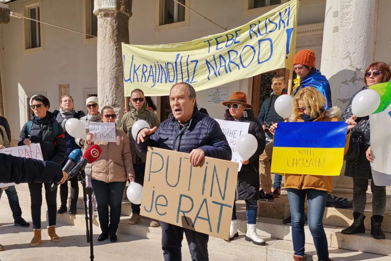 Pula, 05.03.2022. - Pulski Rusi na Forumu prosvjedovali su protiv rata u Ukrajini.