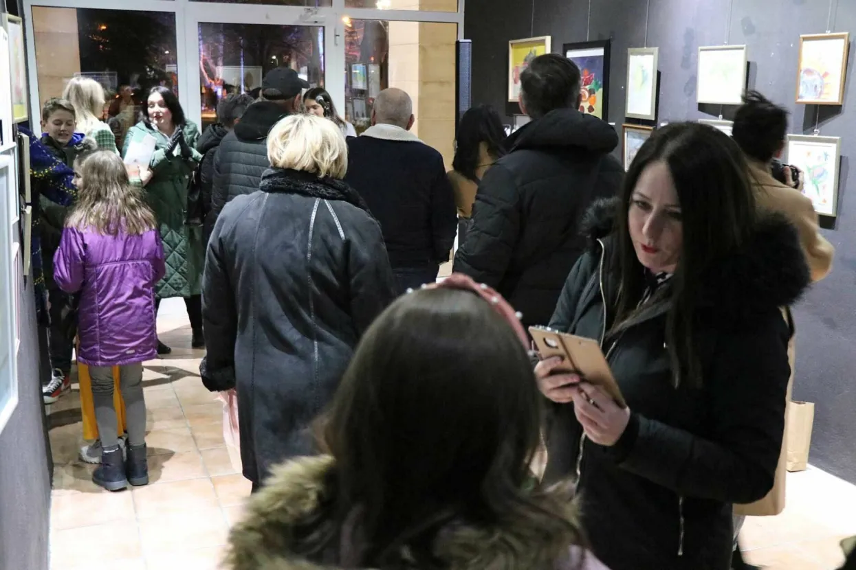 MOSTAR, 8. ožujka (FENA) &ndash; Polaznici tečaja slikanja "Crtamo i slikamo" predstavili su svoj radove na izložbi otvorenoj u Hrvatskom domu hercega Stjepana Kosače.(Foto FENA/Mario Obrdalj)