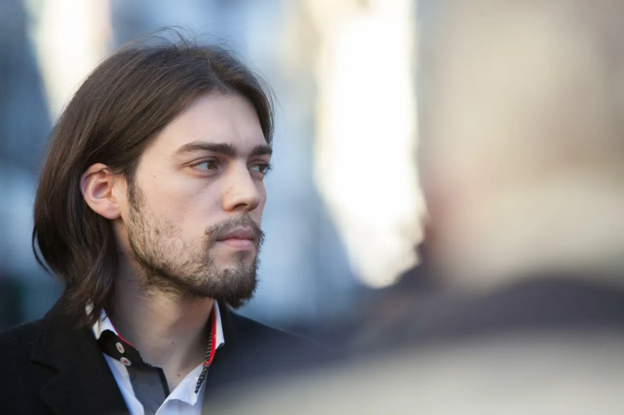 10.12.2014., Rijeka - Predsjednicki kandidat Ivan Velibor Sincic na rijeckom Korzu daje izjave za medije. Photo: Nel Pavletic/PIXSELL