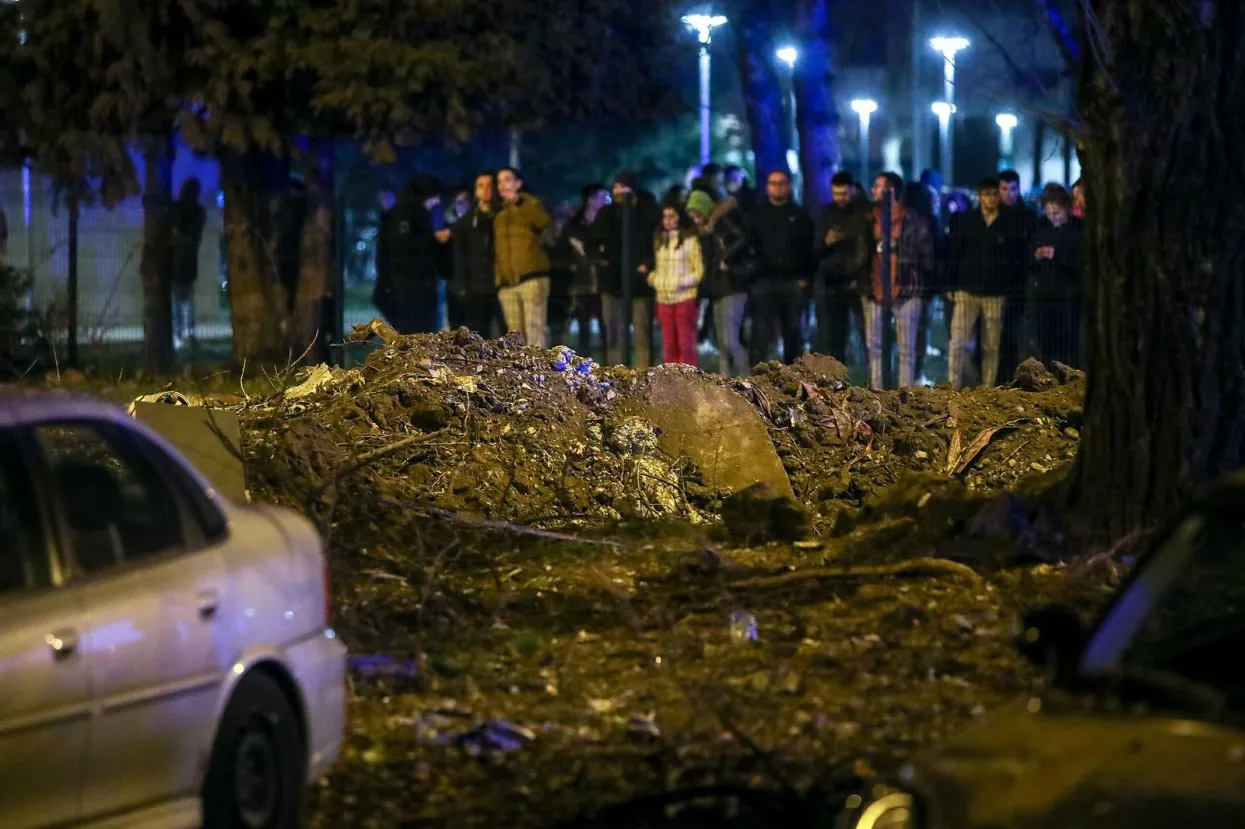 10.03.2022., Zagreb - Nakon praska koji se cuo oko 23 sata nepoznati predmet pao je nedaleko Studentskog doma Stjepan Radic i napravio veliku rupu u tlu. Policija i vatrogasci su izasli ne teren. Photo: Igor Kralj/PIXSELL