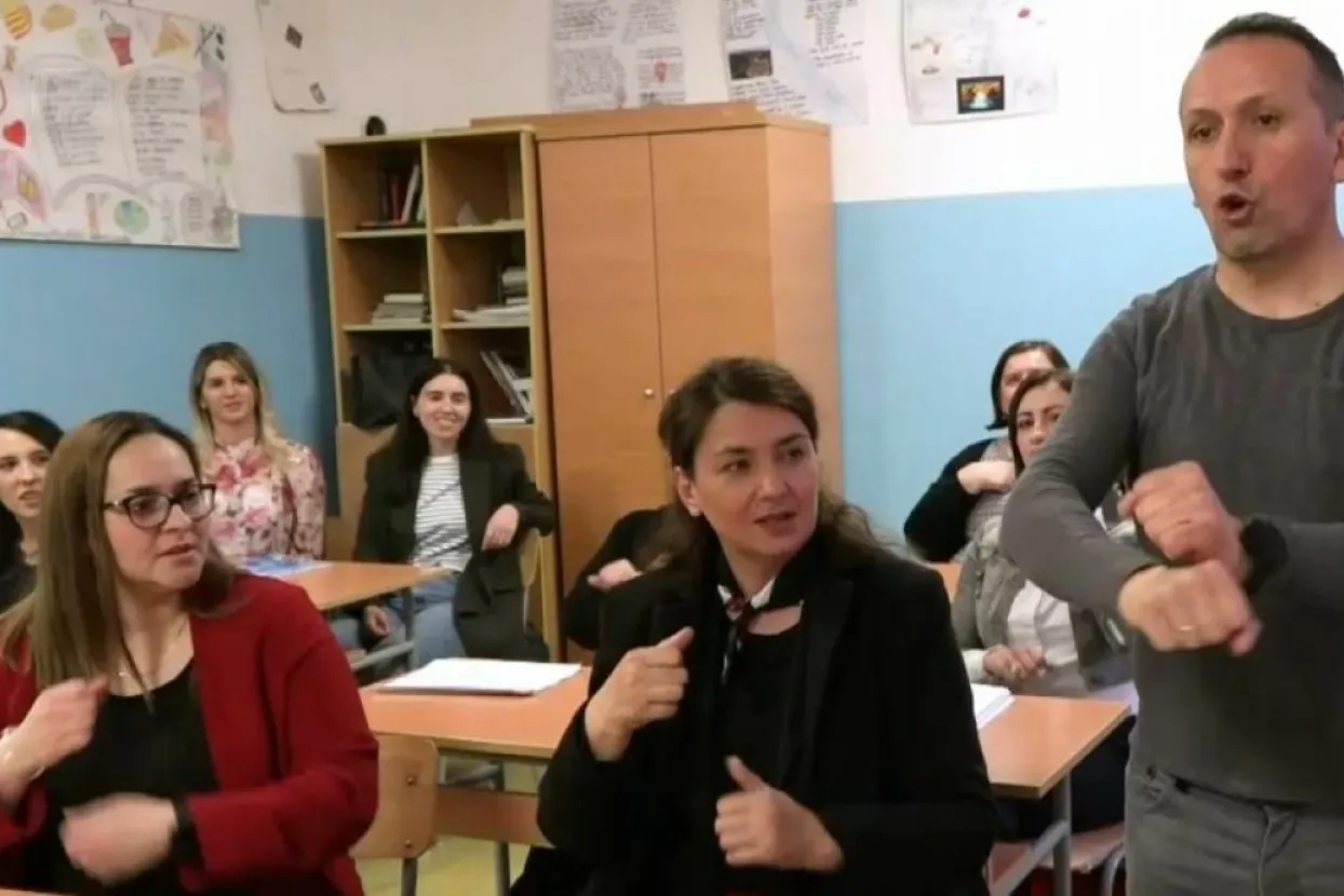 Zbog kolege iz klupe uče znakovni jezik