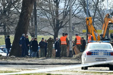 12.03.2022., Zagreb - Ministar obrane Mario banozic sa suradnicima nadgleda pripremne radnje za izvlacenje letjelice koja se prije dva dana srusila na Jarunu. Prema do sad prikupljenim podacima rijec je o vojno izvidjackom dronu srednjeg dometa TU-141 Strizh koji je proizveden u bivsem Sovjetskom Savezu. Photo: Marko Lukunic/PIXSELL