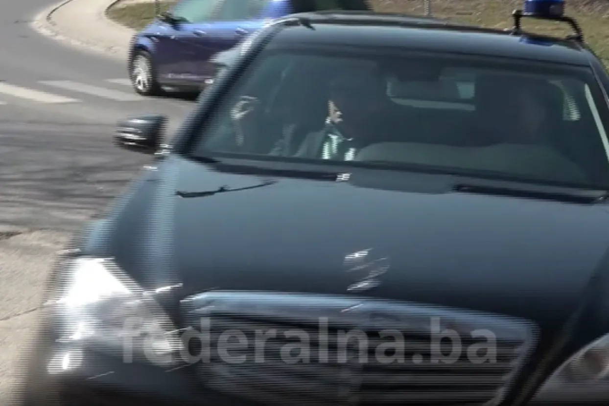 Dodik pokazuje srednji prst