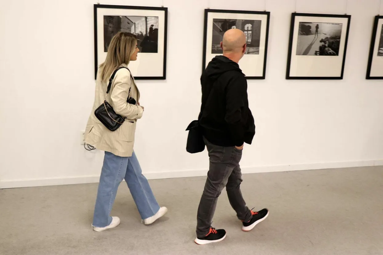 MOSTAR, 23. ožujka (FENA) - Izložba ratnih fotografija "Zoran Filipović 1991." hrvatskog fotografa, pisca i dizajnera Zorana Filipovića otvorena je u srijedu u Galeriji kraljice Katarine u Mostaru.
(Foto FENA/Mario Obrdalj)