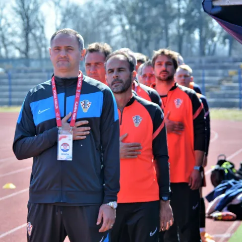 Na fotografiji Josip Šimunić ispred hrvatske reprezentacije U-19.