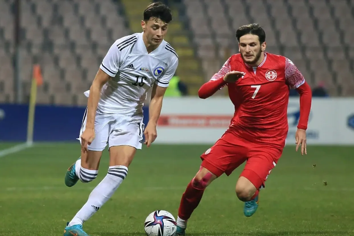 Kvaratskhelia u duelu s Ahmedhodžićem sinoć