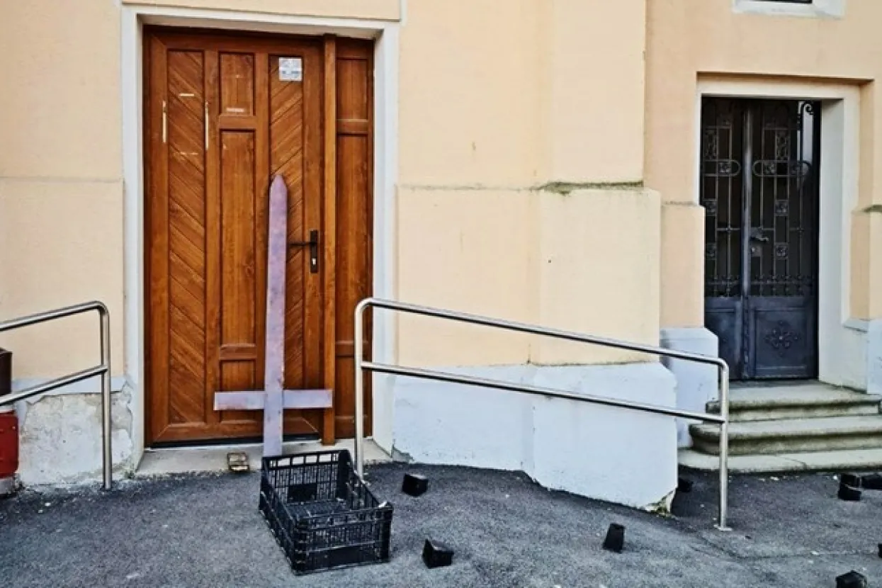 Kod crkve u Zagrebu porazbijali kipove, i&scaron;čupali križeve i jedan ostavili naopako