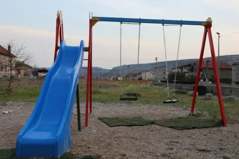 Mališani Ortiješa dobili tobogan, ljuljačke i klackalice