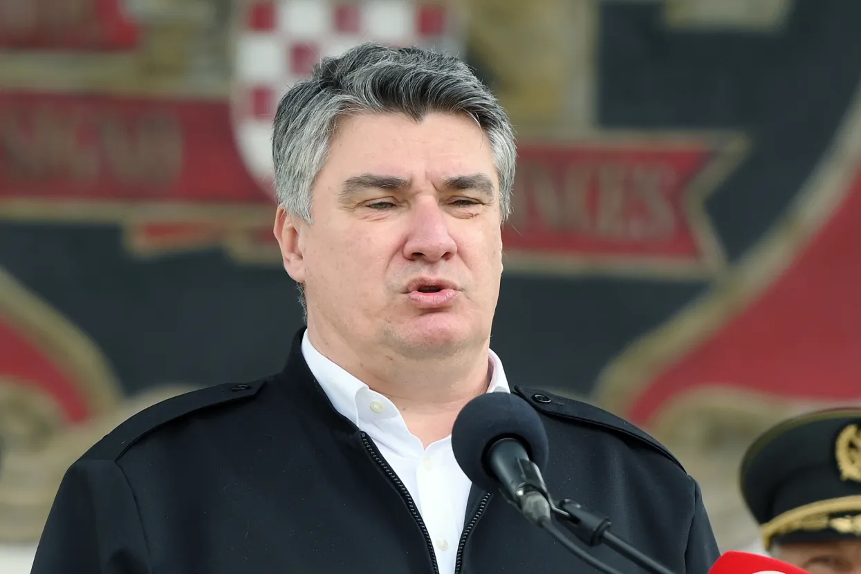 Knin, 1.04.2022. - Predsjednik Republike Hrvatske i vrhovni zapovjednik Oružanih snaga Republike Hrvatske Zoran Milanović na svečanosti obilježavanja 15. obljetnice ustrojavanja Gardijske mehanizirane brigade HKoV-a. foto HINA/ Mario STRMOTIĆ/ ml