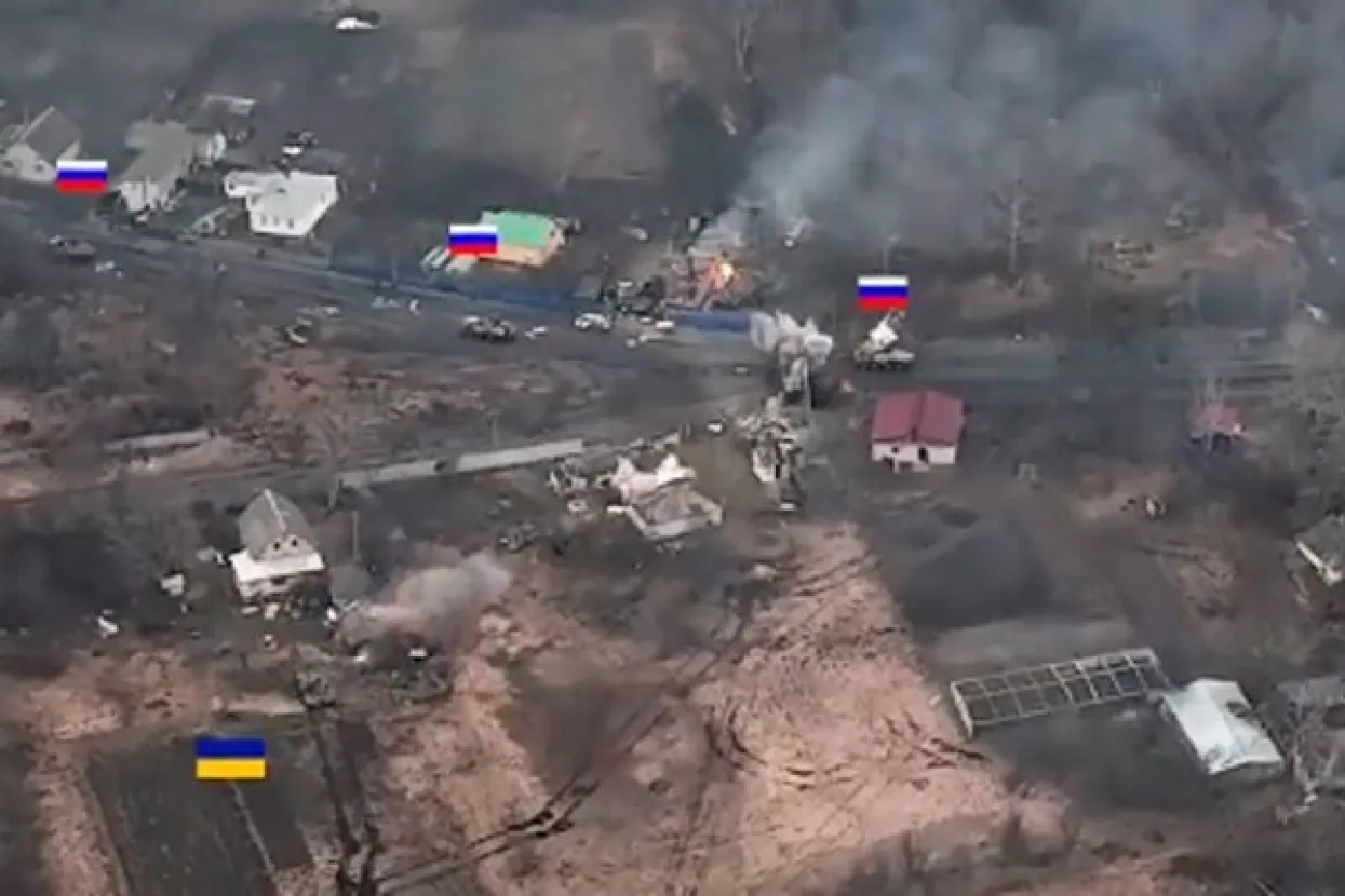 Ukrajinski tenk napada ruski konvoj