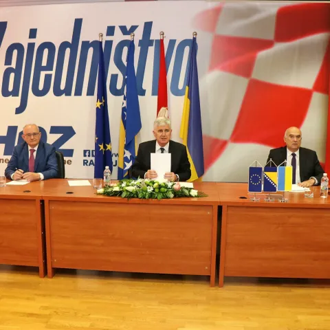 MOSTAR, 25. ožujka (FENA) &ndash; Sjednica Predsjedni&scaron;tva Hrvatskog narodnog sabora BiH (HNS-a BiH) u Domu HDZ-a BiH.(Foto FENA/Emanuel Soca)