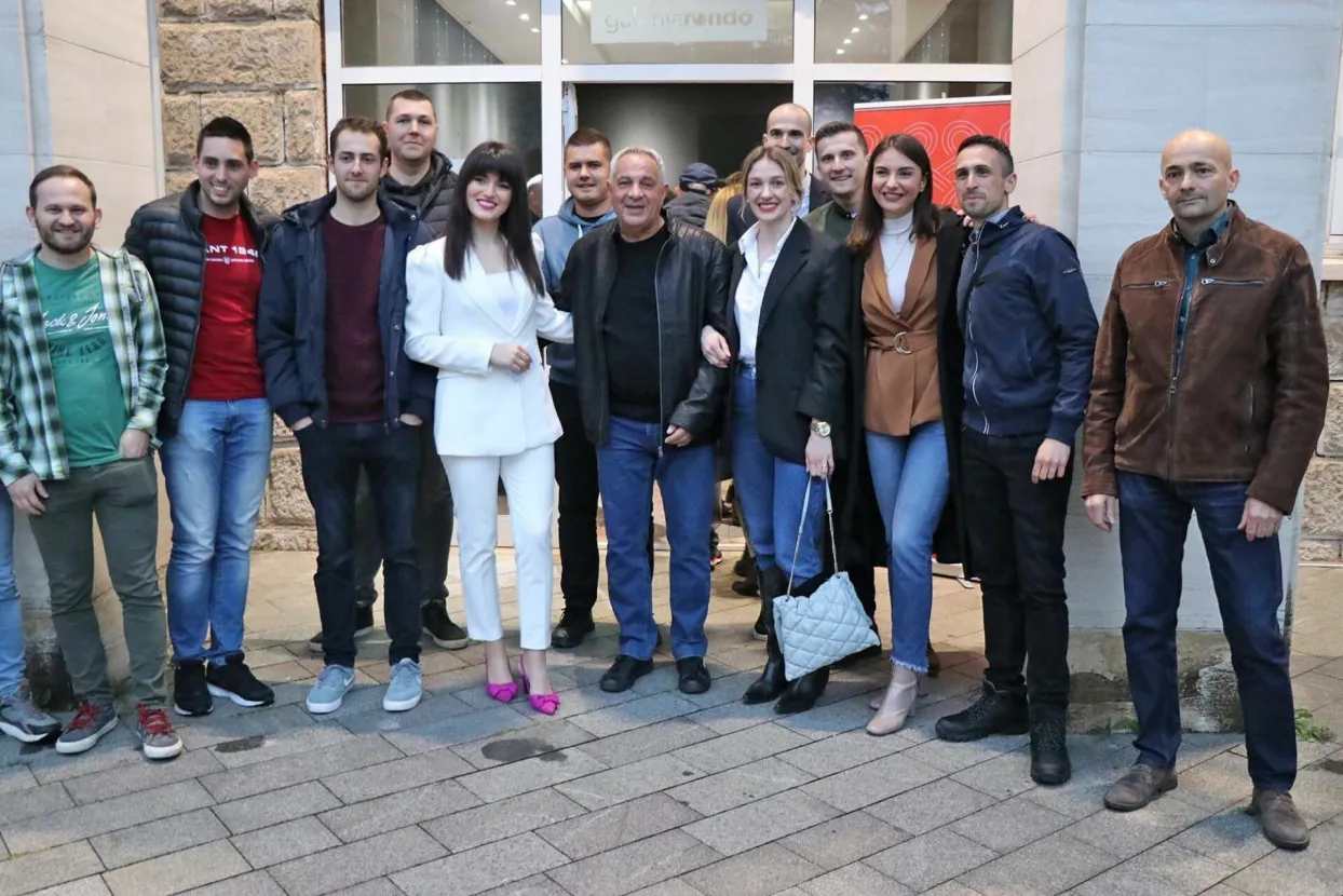 MOSTAR, 7. travnja (FENA) - U Galeriji Rondo u Mostaru večeras je u sklopu Napretkovog tjedna kulture otvorena izložba fotografija pod nazivom "Kroz objektiv" autora Dragana Tomića.
(Foto FENA/Mario Obrdalj)