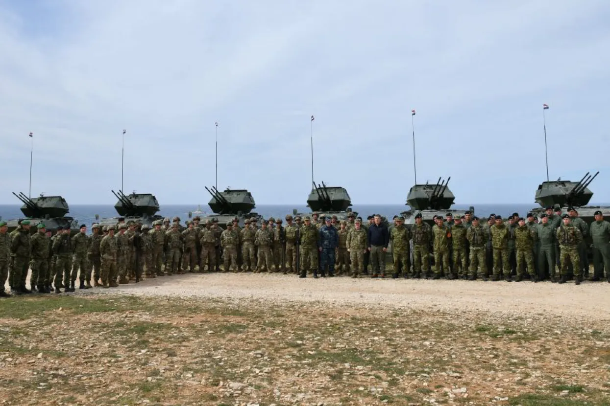 Premantura, 09.04.2022 - Predsjednik Republike i vrhovni zapovjednik Oruanih snaga RH Zoran Milanović obiao je međunarodnu vojnu vjebu tit 22 koja je odrana na vojnom poligonu 119. brigade Hrvatske vojske na Rtu Kamenjak u Premanturi kraj Pule, priopćio je u subotu Ured predsjednika.