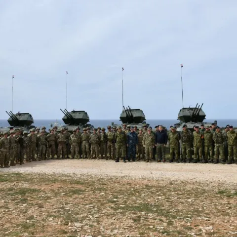 Premantura, 09.04.2022 - Predsjednik Republike i vrhovni zapovjednik Oruanih snaga RH Zoran Milanović obiao je međunarodnu vojnu vjebu tit 22 koja je odrana na vojnom poligonu 119. brigade Hrvatske vojske na Rtu Kamenjak u Premanturi kraj Pule, priopćio je u subotu Ured predsjednika.