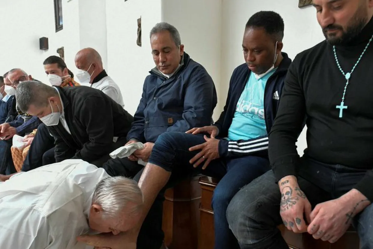 Papa Franjo prao je noge zatvorenicima