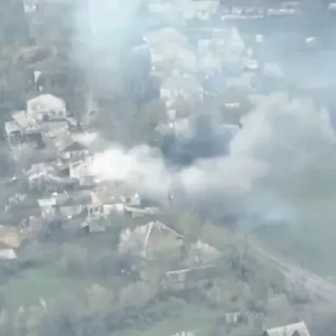 Ukrajinci moćnim transporterom uništili ruski tenk