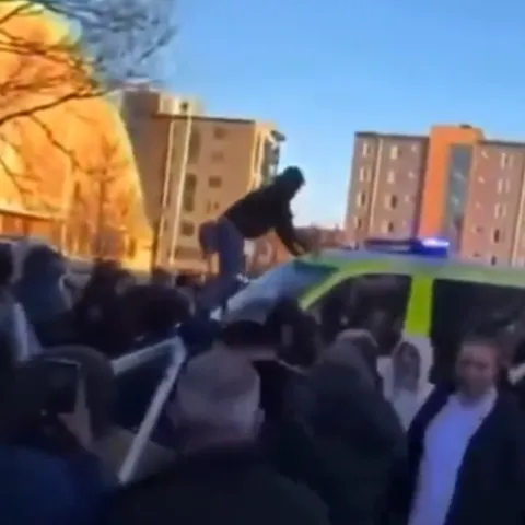 Neredi u &Ouml;rebru