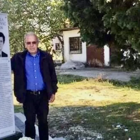 Ivan Lozo uz spomenik Nikoli Milićeviću koji je podignut u njegovom rodnom selu Vionici u općini Čitluk