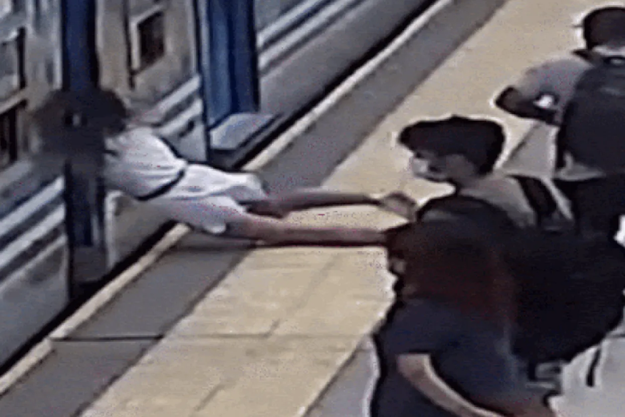 Pala pod vlak i preživjela