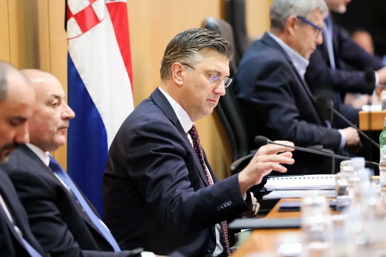 20.04.2022., Zagreb - Saborskim aktualnim prijepodnevom, na kojemu 40 zastupnika postavlja pitanja clanovima Vlade RH, Hrvatski sabor pocinje novu, 11. sjednicu. Predsjednik Vlade Andrej Plenkovic.