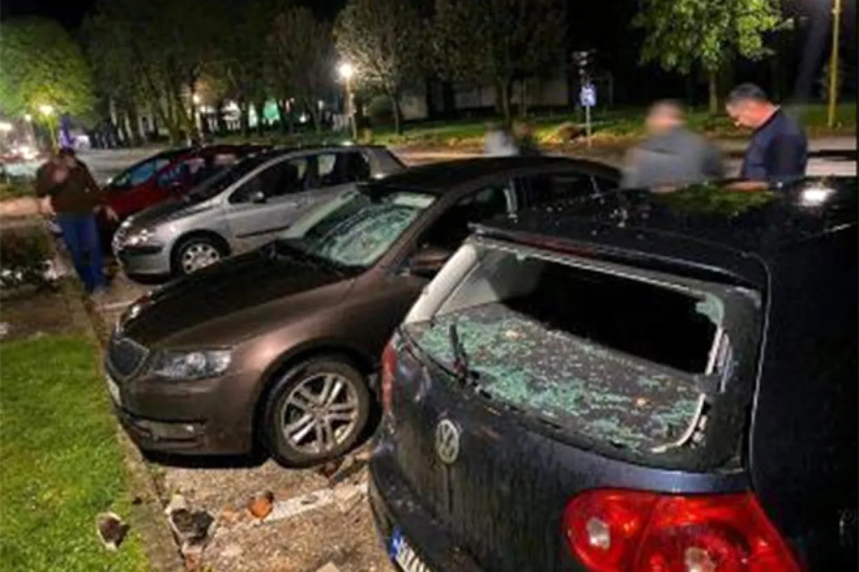 O&scaron;tećeni automobili od potresa u Ljubinju