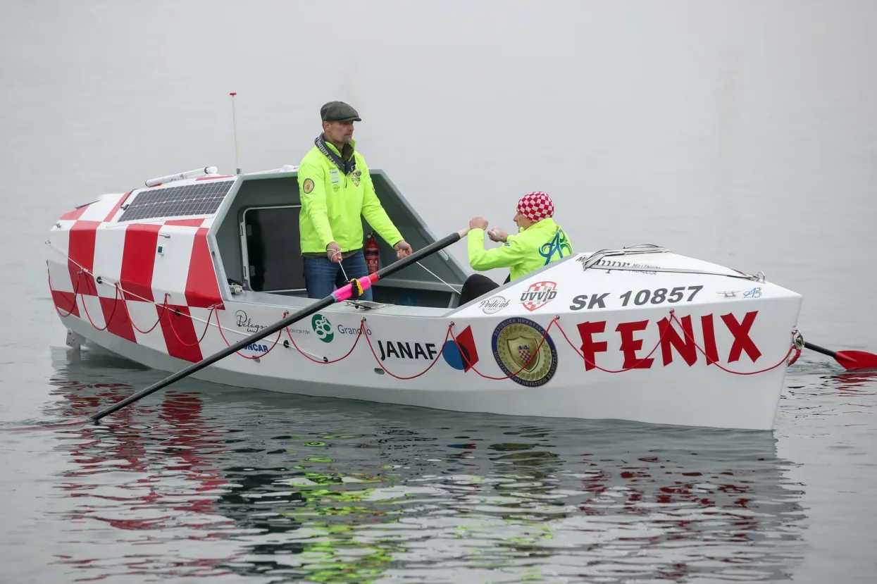 10.01.2022., Zagreb - Hrvatski branitelji Martin Cruickshank i Werner Ilic bit ce prvi Hrvati u povijesti koji ce se otisnuti na plovidbu preko Atlantskog oceana u camcu na vesla. Svoju ce plovidbu zapoceti krajem sijecnja 2022. Ukupna udaljenost koju ce veslaci u camcu prijeci do konacnog odredista na Kanarskim otocima u Karipskom moru, iznosi 6,500 kilometara. Svecanost porinuca i blagoslova camca Fenix.