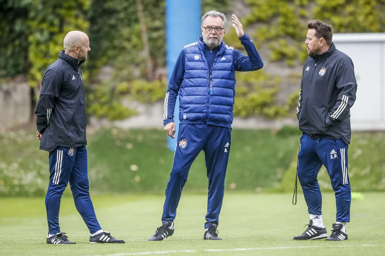 22.04.2022.,Zagreb - Novi trener Dinama Ante Cacic odradio je prvi trenenig s momcadi Dinama. Uz njega je bio i Alen Peternac koji ostaje kao prvi pomocnik kao sto je bio i Krznaru i Kopicu Photo: Slavko Midzor/PIXSELL