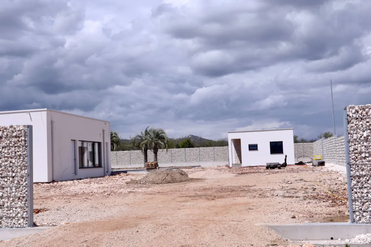 23.04.2022., Ljubuski - Kuca Mamicevih koja je u izgradnji u okolici Ljubuskog vec u ovoj fazi radova svojim izgledom mami poglede prolaznika i vozaca. Photo: Ivo Cagalj/PIXSELL