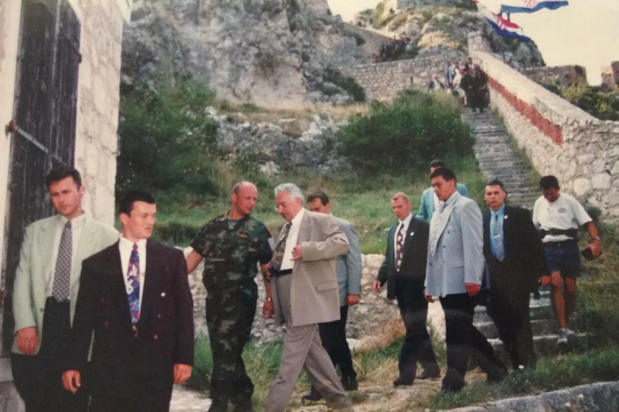 General Rojs je priložio fotografije s prvim hrvatskim predsjednikom