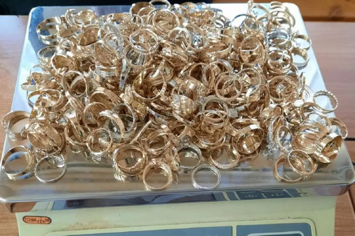 Putnici i vozaču iz BiH na granici zaplijenjeni satovi, parfemi i zlato vrijedni 70 tisuća eura