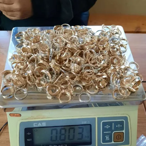 Putnici i vozaču iz BiH na granici zaplijenjeni satovi, parfemi i zlato vrijedni 70 tisuća eura