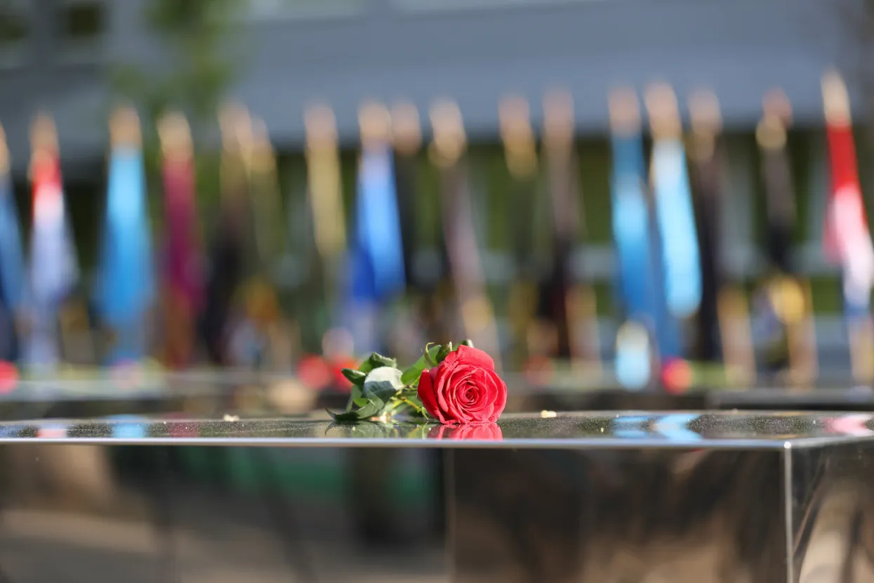 Okučani: Obilježavanje 27. godišnjice vojno-redarstvene operacije Bljesak. Predsjednik RH i vrhovni zapovjednik Oružanih snaga Zoran Milanović, premijer Andrej Plenković te predsjednik Hrvatskoga sabora Gordan Jandroković položili su vijence i zapalili svijeće kod spomen obilježja &quot;Kristalna kocka vedrine&quot; na Trgu dr. Franje Tuđmana.