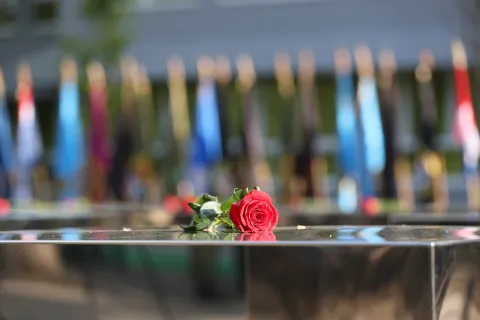 Okučani: Obilježavanje 27. godišnjice vojno-redarstvene operacije Bljesak. Predsjednik RH i vrhovni zapovjednik Oružanih snaga Zoran Milanović, premijer Andrej Plenković te predsjednik Hrvatskoga sabora Gordan Jandroković položili su vijence i zapalili svijeće kod spomen obilježja &quot;Kristalna kocka vedrine&quot; na Trgu dr. Franje Tuđmana.