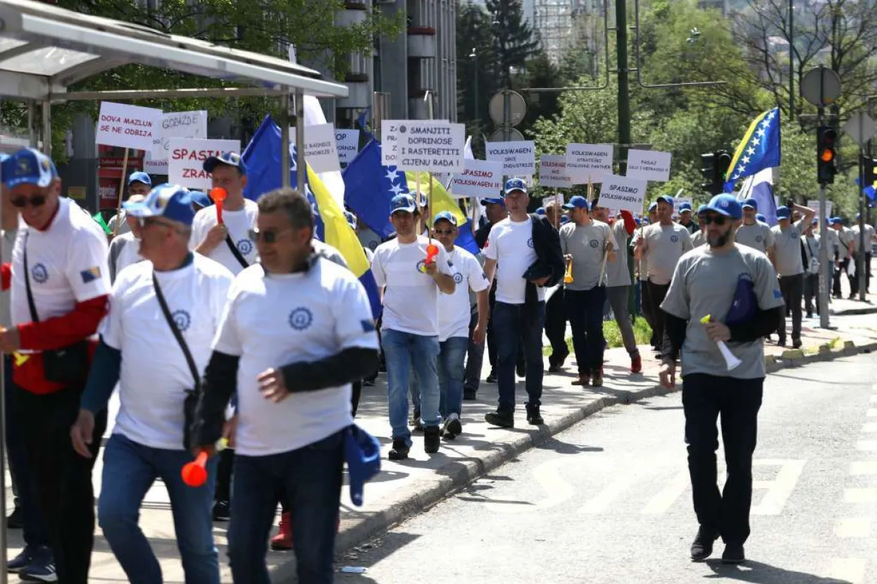 Sindikat metalaca Federacije BiH danas je u Sarajevu organizirao prvosvibanjsku protestnu &scaron;etnju na kojoj je ukazano na &scaron;est zahtjeva s ciljem doprino&scaron;enja pobolj&scaron;anja statusa metalaca.