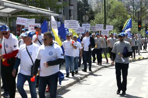 Sindikat metalaca Federacije BiH danas je u Sarajevu organizirao prvosvibanjsku protestnu &scaron;etnju na kojoj je ukazano na &scaron;est zahtjeva s ciljem doprino&scaron;enja pobolj&scaron;anja statusa metalaca.